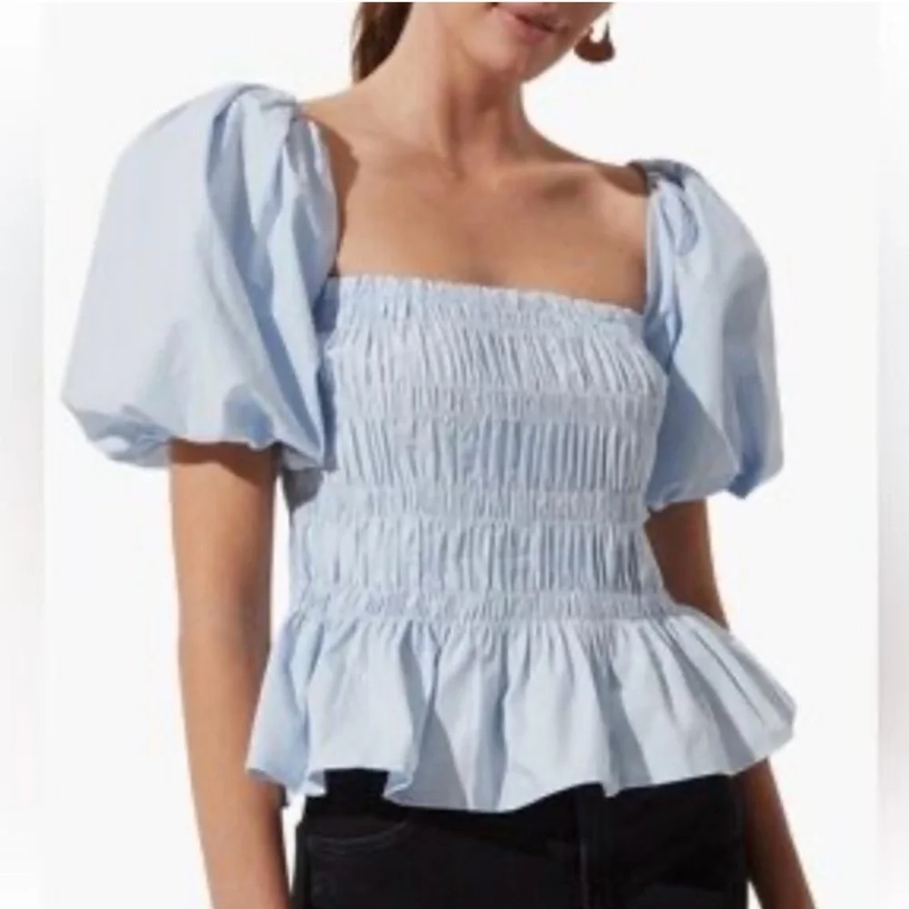 ASTR‎ The Label Light Blue Smocked Puff Sleeve Top peplum blouse Sz M